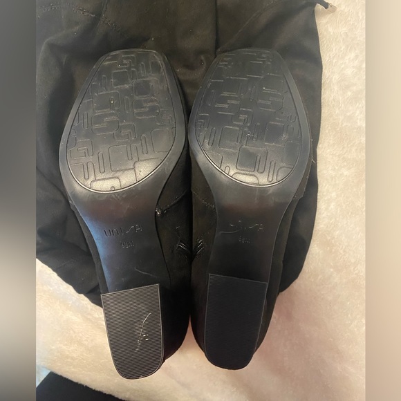 Black Over the knee boot. - Picture 4 of 4